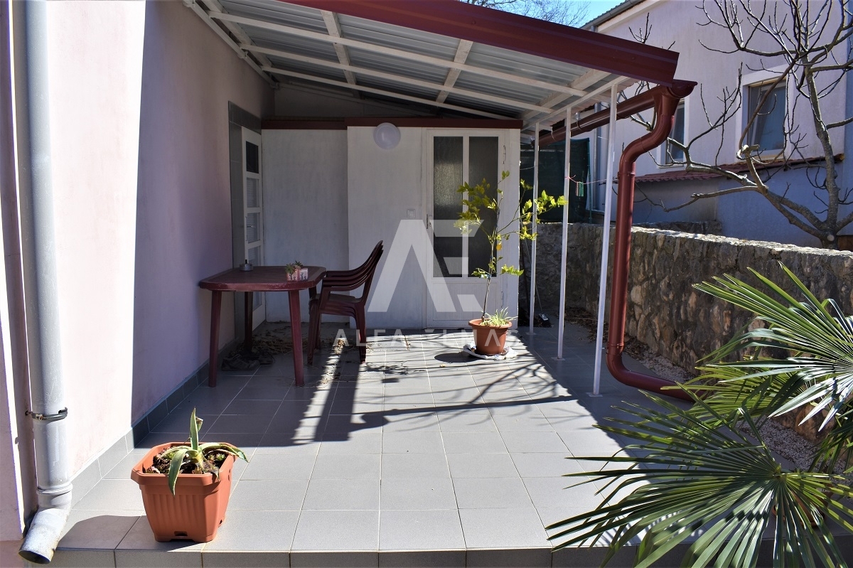 Dobrinj, okolica, dvojček s tremi apartmaji! Priložnost! ID 10