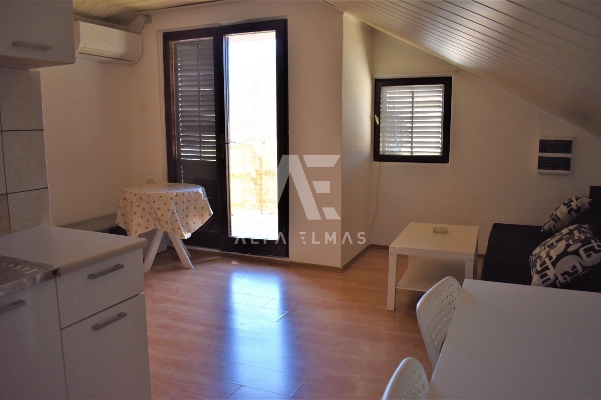 Dobrinj, okolica, dvojček s tremi apartmaji! Priložnost! ID 10