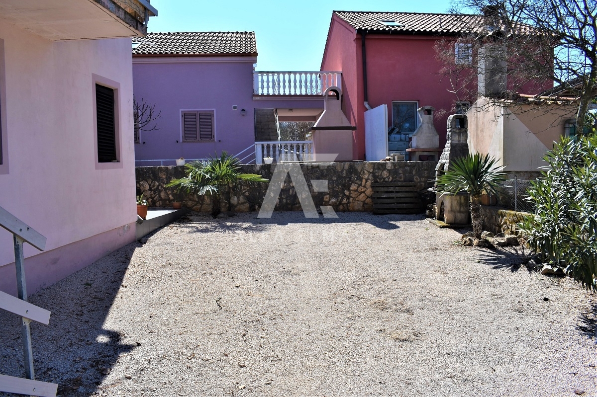 Dobrinj, okolica, dvojček s tremi apartmaji! Priložnost! ID 10