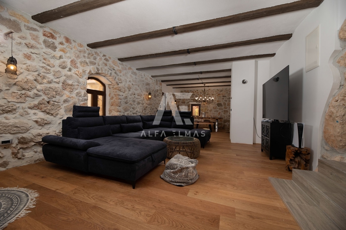 Vrbnik, okolica, mediteranska kamnita vila z bazenom!! ID 320