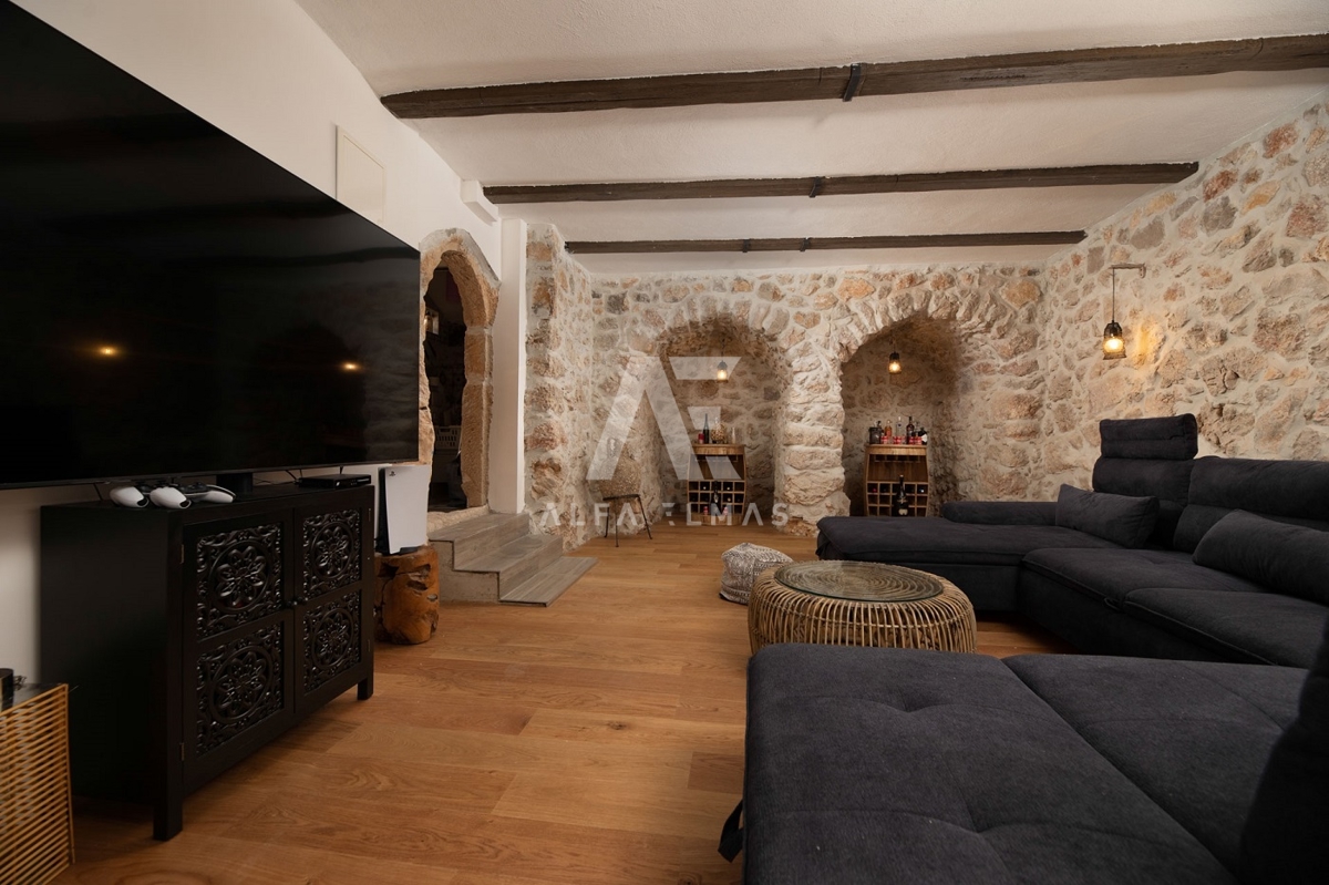 Vrbnik, okolica, mediteranska kamnita vila z bazenom!! ID 320