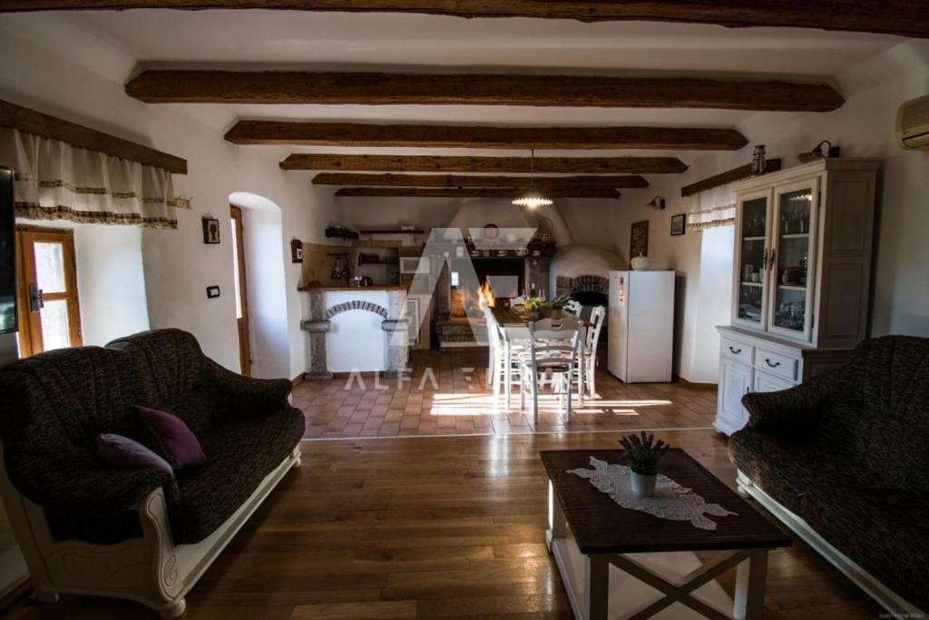 Vrbnik, okolica, kamnita hiša z bazenom! ID 375