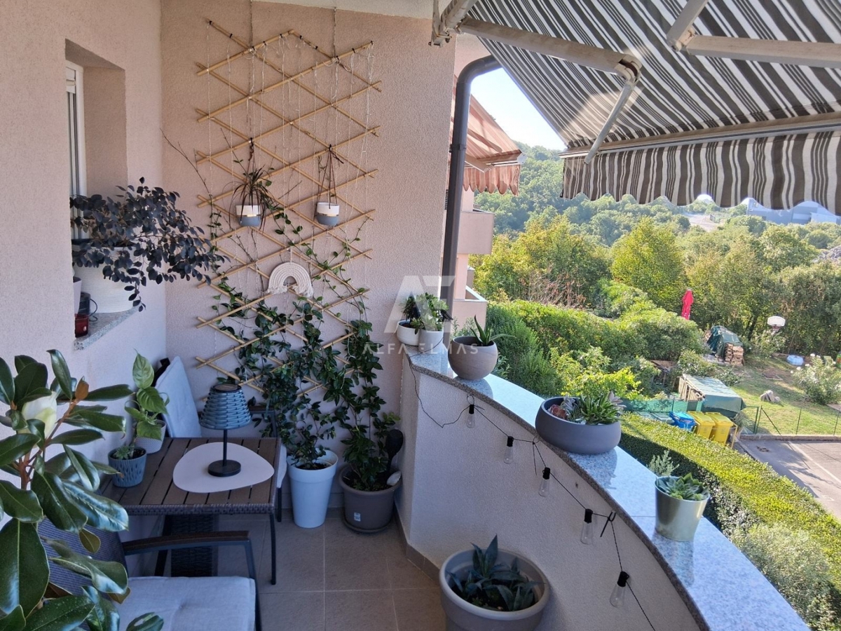 Opremljeno stanovanje z razgledom na morje v mirnem delu Viškova ID 649