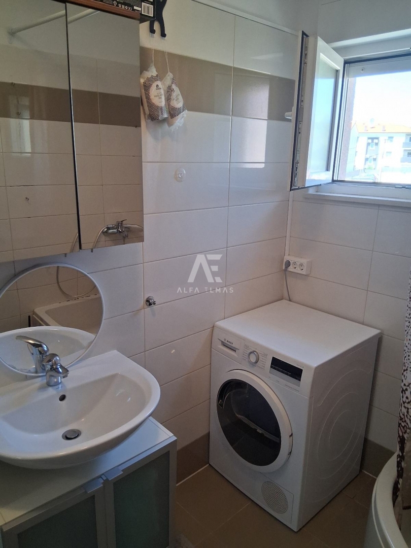 Opremljeno stanovanje z razgledom na morje v mirnem delu Viškova ID 649