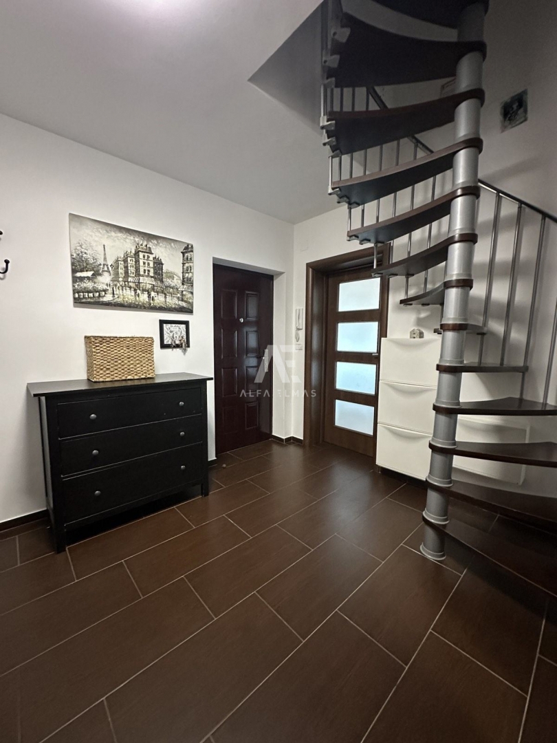 Opremljeno stanovanje z razgledom na morje v mirnem delu Viškova ID 649