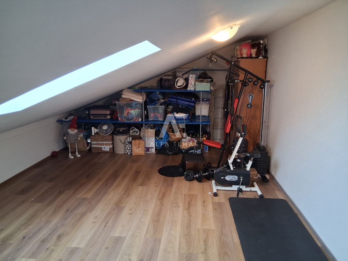 Opremljeno stanovanje z razgledom na morje v mirnem delu Viškova ID 649