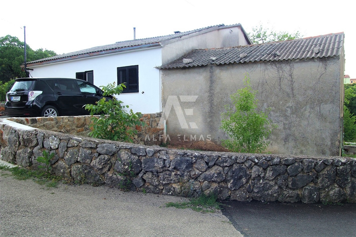 Krk, okolica, delno adaptiran dvojček. ID 59