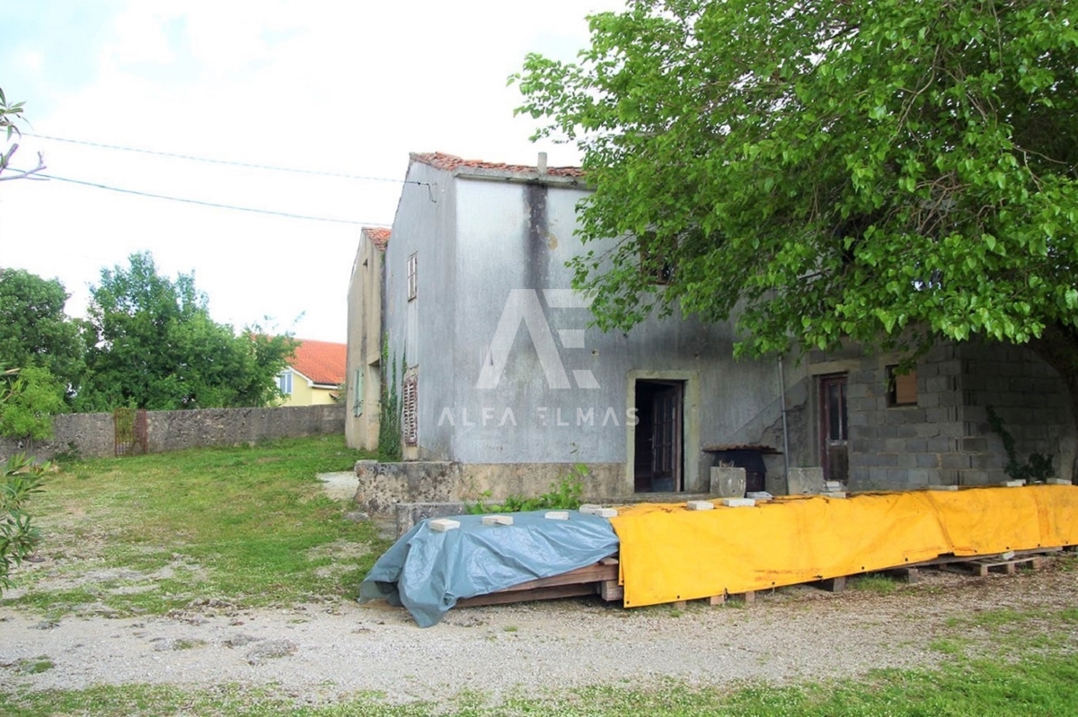 Krk, okolica, delno adaptiran dvojček. ID 59