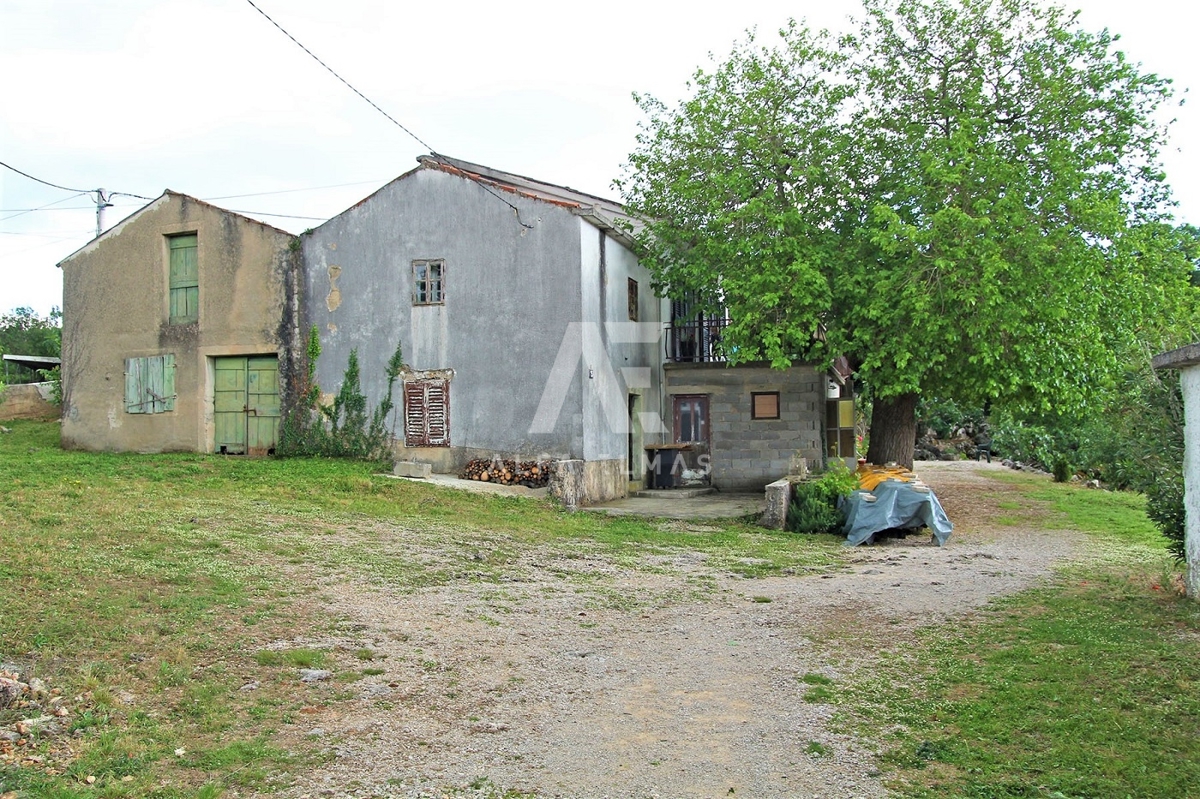 Krk, okolica, delno adaptiran dvojček. ID 59