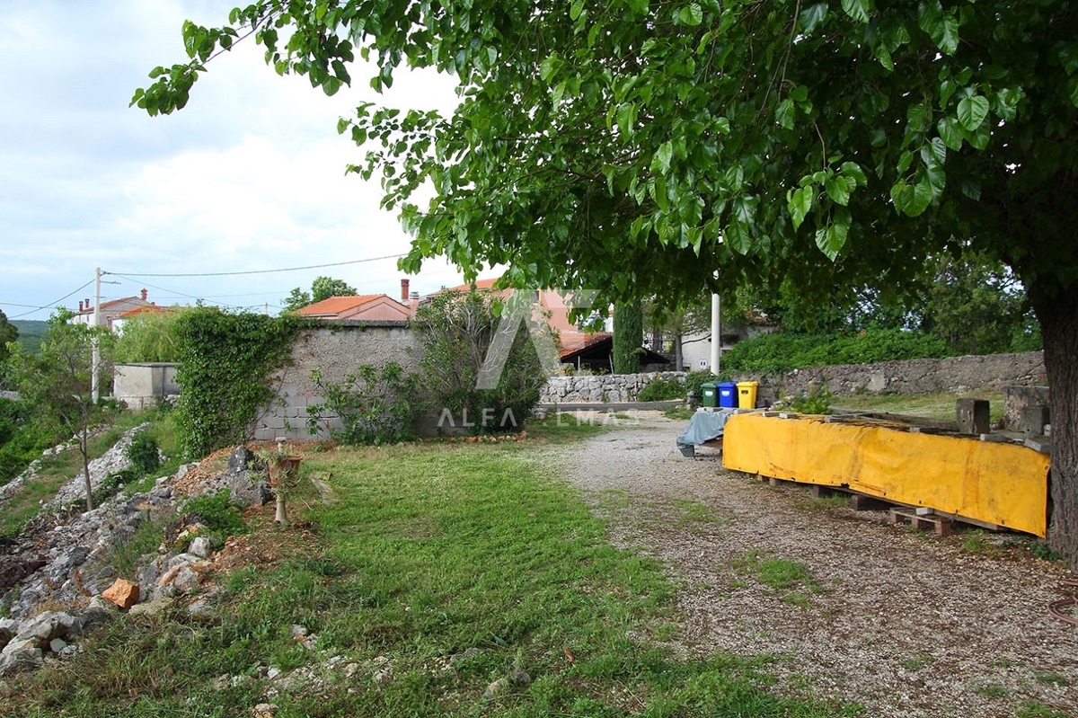 Krk, okolica, delno adaptiran dvojček. ID 59