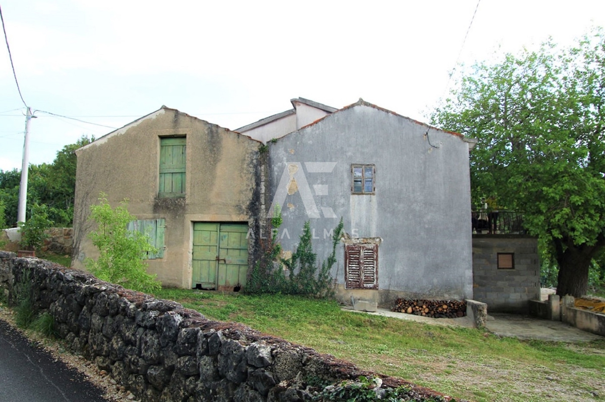 Krk, okolica, delno adaptiran dvojček. ID 59