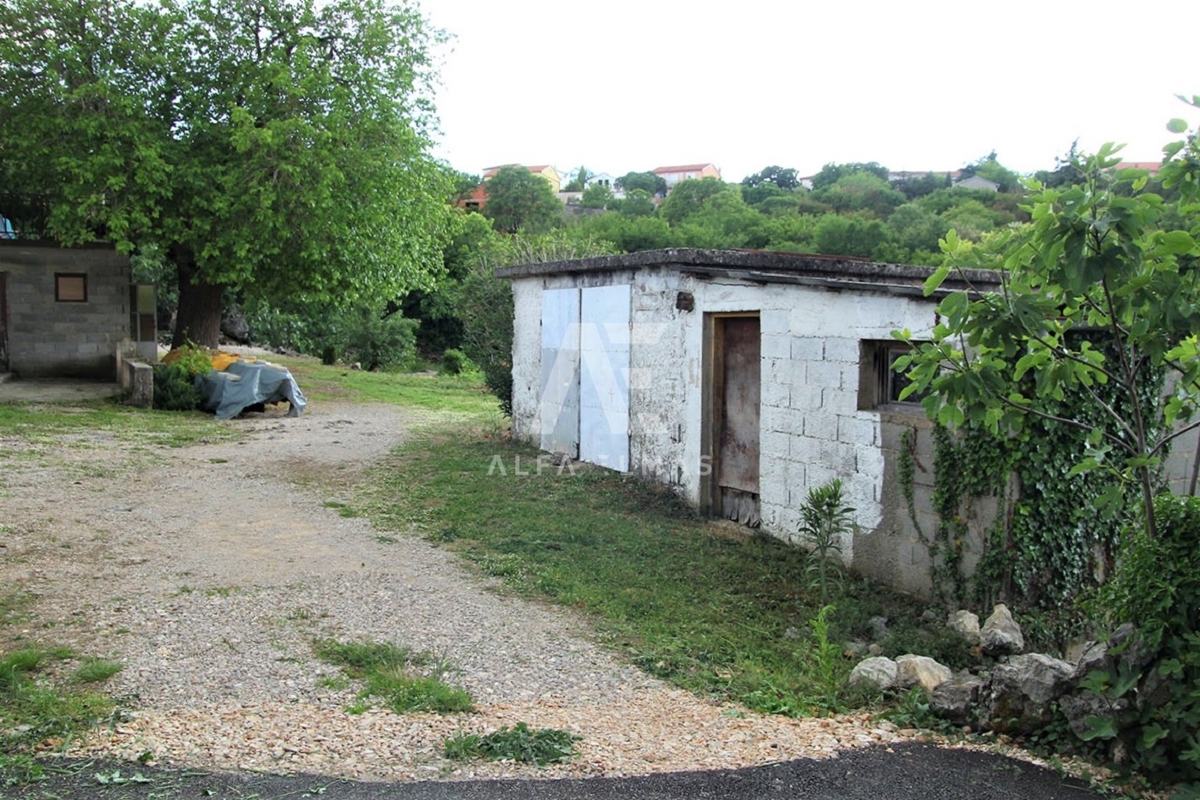 Krk, okolica, delno adaptiran dvojček. ID 59
