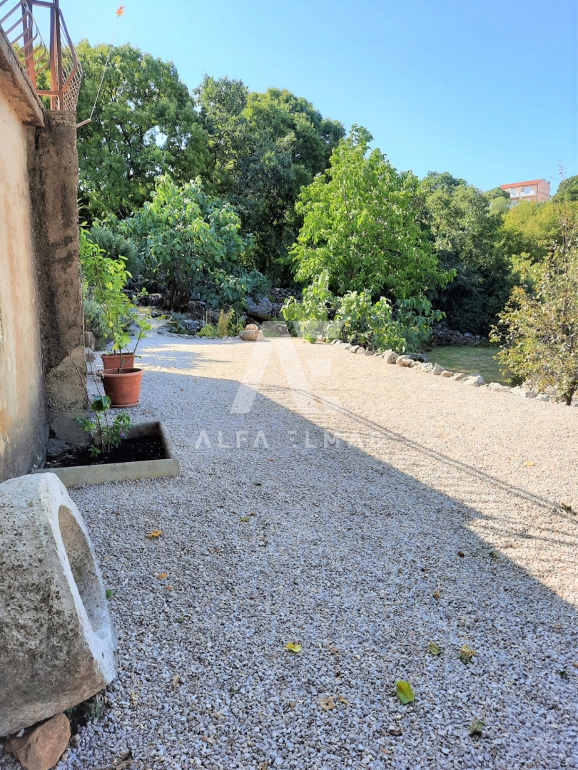 Krk, okolica, delno adaptiran dvojček. ID 59