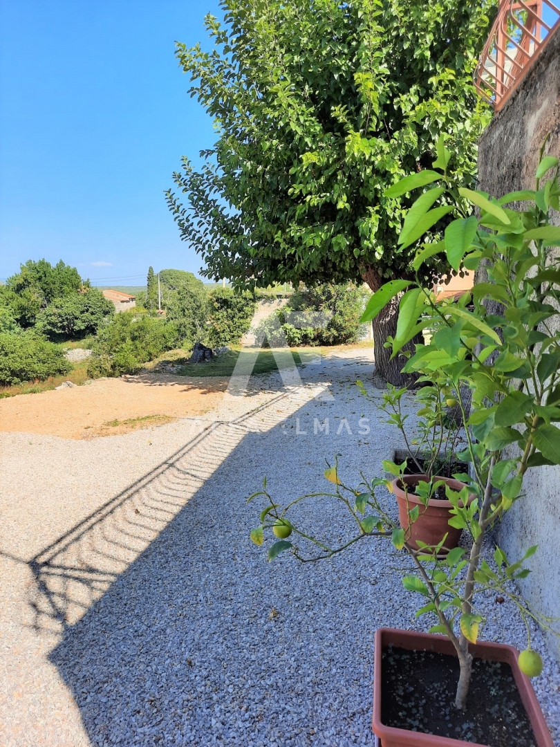 Krk, okolica, delno adaptiran dvojček. ID 59