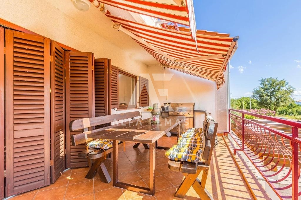 Krk, okolica, hiša s tremi apartmaji na mirni lokaciji! ID 84