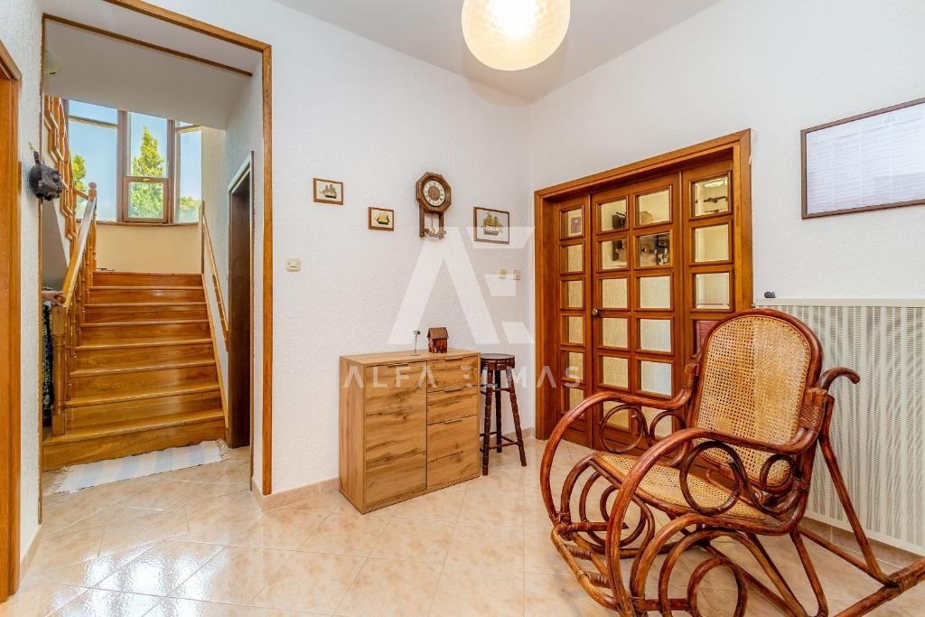 Krk, okolica, hiša s tremi apartmaji na mirni lokaciji! ID 84