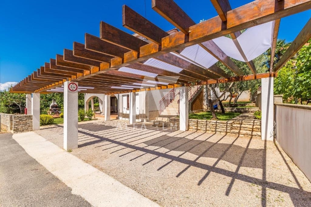 Krk, okolica, hiša s tremi apartmaji na mirni lokaciji! ID 84