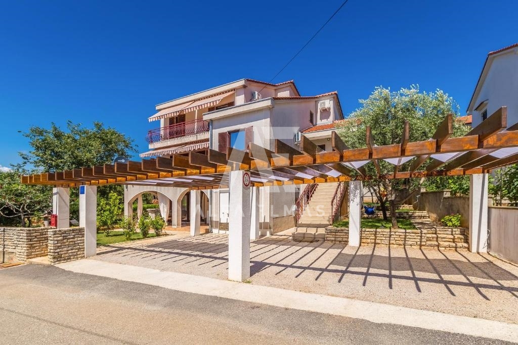 Krk, okolica, hiša s tremi apartmaji na mirni lokaciji! ID 84