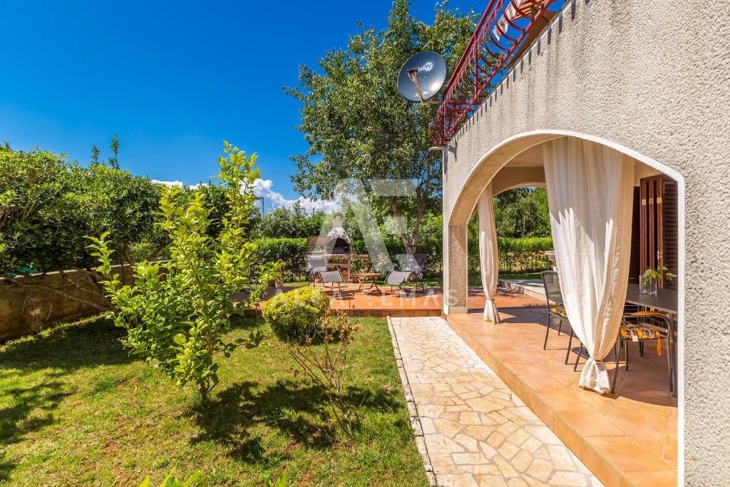 Krk, okolica, hiša s tremi apartmaji na mirni lokaciji! ID 84