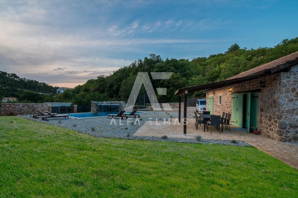 Vrbnik, kamnita hiša z bazenom in velikim dvoriščem! ID 117