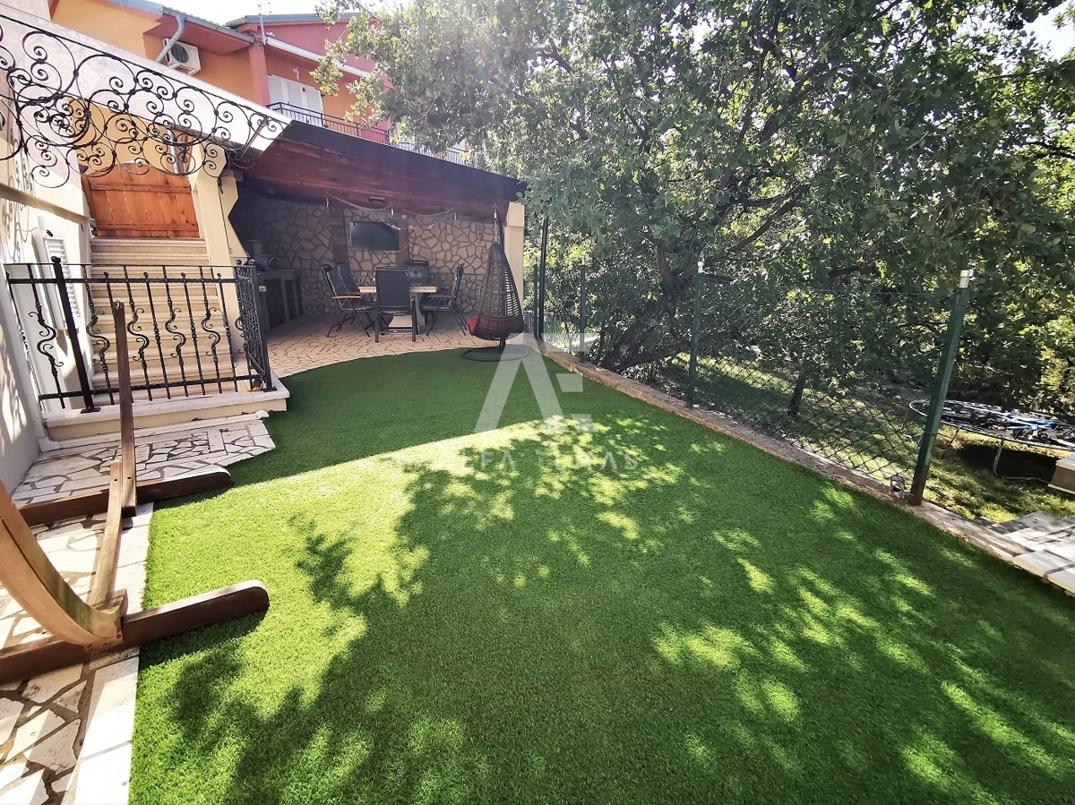 Šilo, stanovanje na mirni lokaciji z velikim dvoriščem!! ID 343