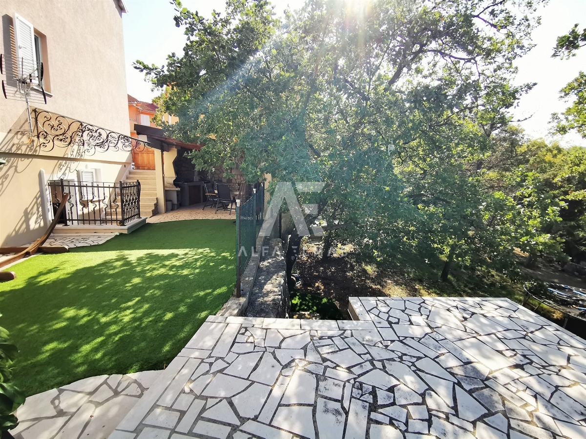 Šilo, stanovanje na mirni lokaciji z velikim dvoriščem!! ID 343