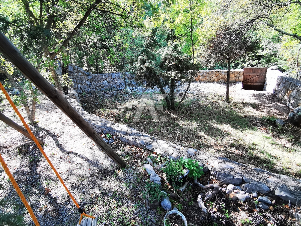 Šilo, stanovanje na mirni lokaciji z velikim dvoriščem!! ID 343