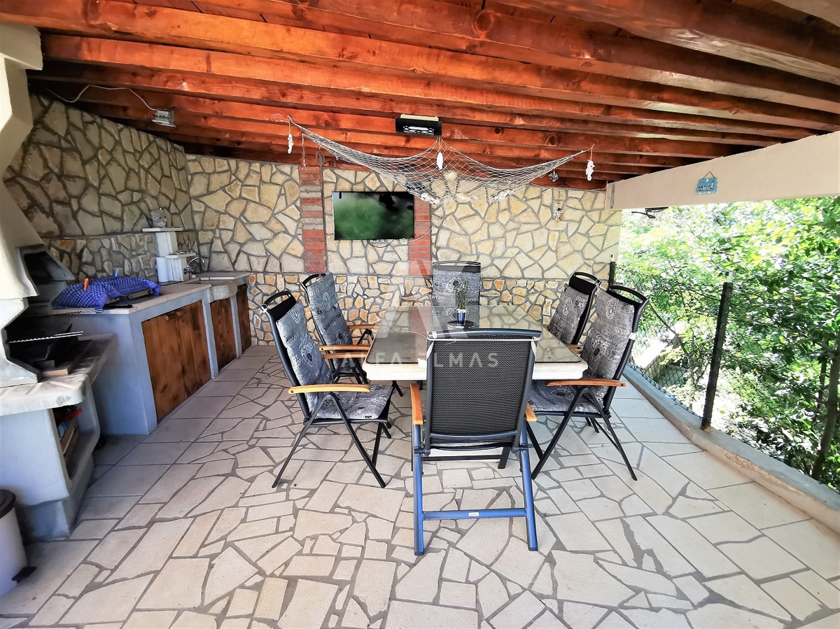 Šilo, stanovanje na mirni lokaciji z velikim dvoriščem!! ID 343