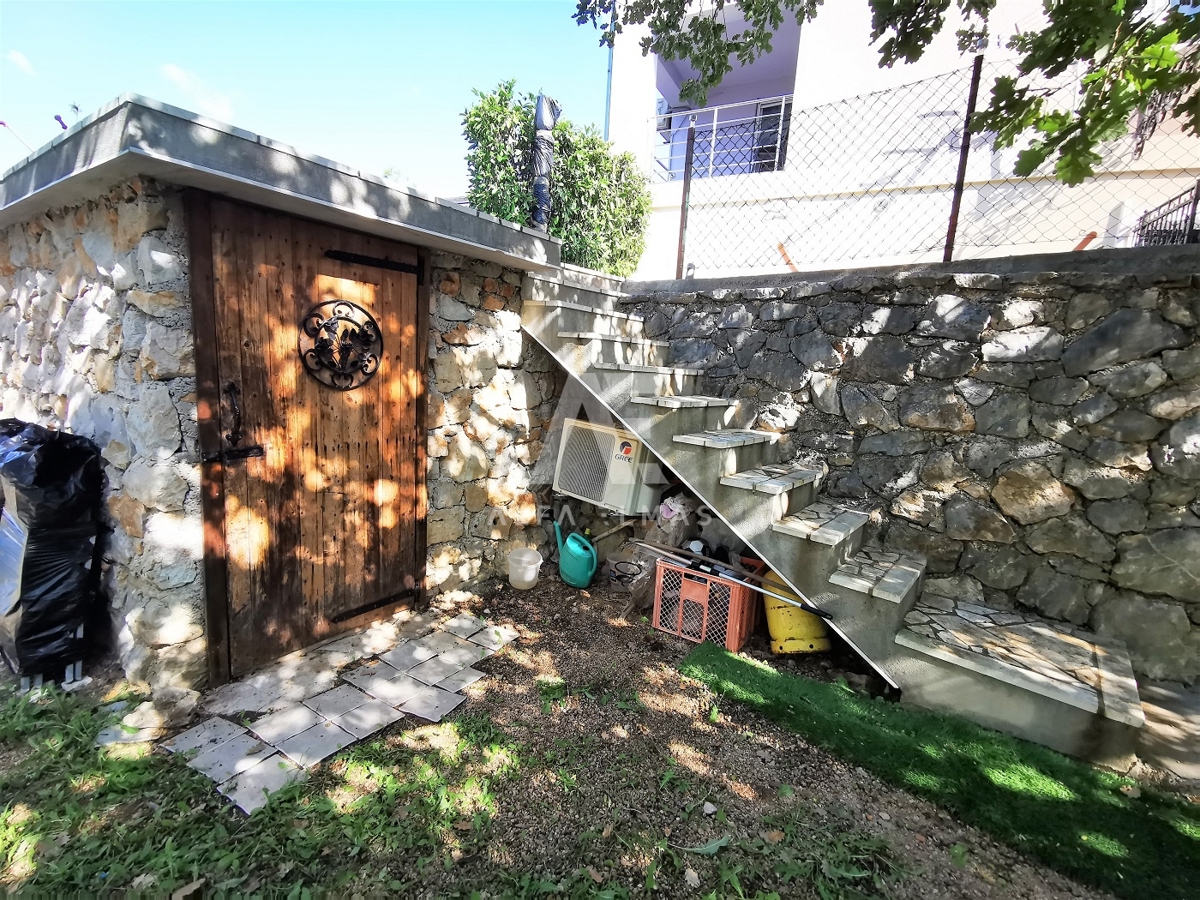 Šilo, stanovanje na mirni lokaciji z velikim dvoriščem!! ID 343