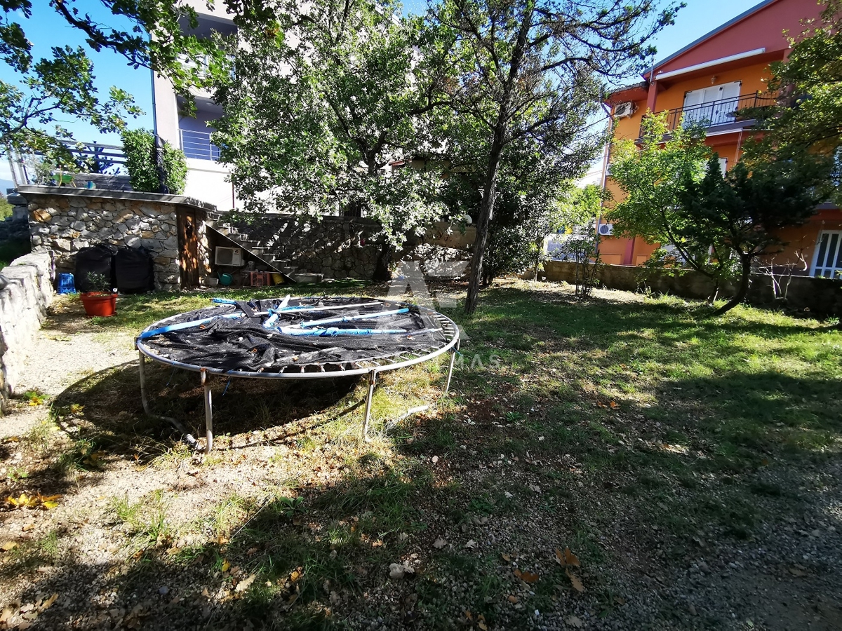 Šilo, stanovanje na mirni lokaciji z velikim dvoriščem!! ID 343