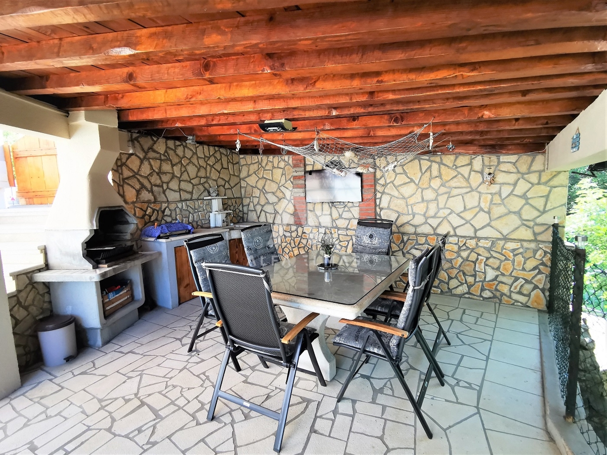 Šilo, stanovanje na mirni lokaciji z velikim dvoriščem!! ID 343