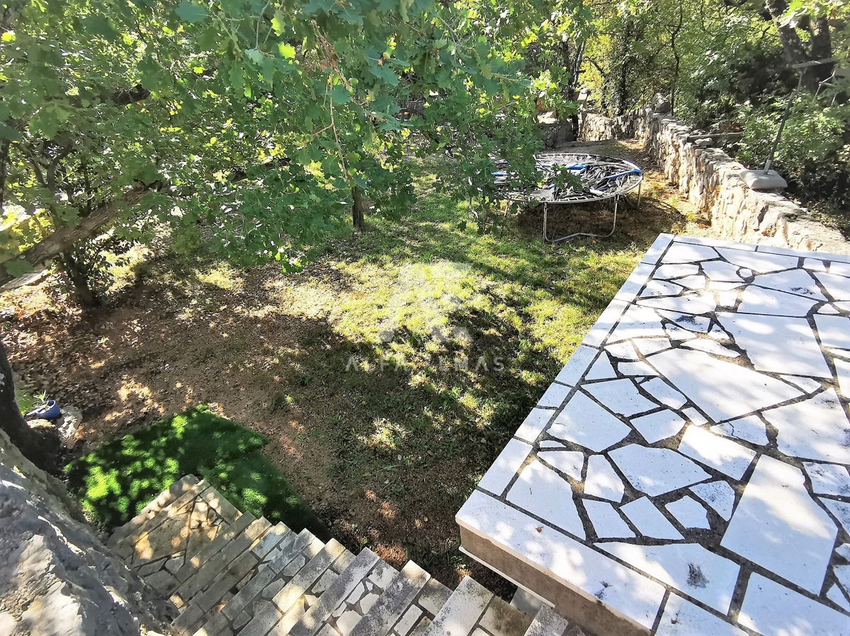 Šilo, stanovanje na mirni lokaciji z velikim dvoriščem!! ID 343