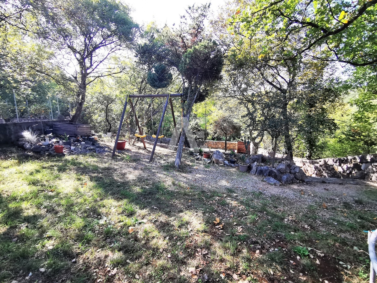 Šilo, stanovanje na mirni lokaciji z velikim dvoriščem!! ID 343