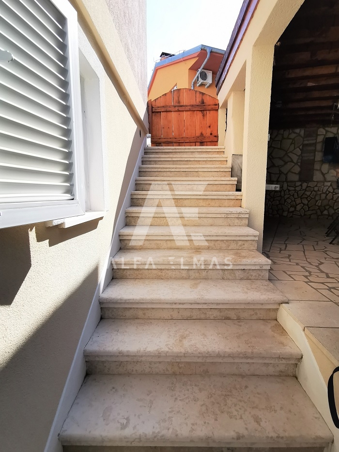 Šilo, stanovanje na mirni lokaciji z velikim dvoriščem!! ID 343