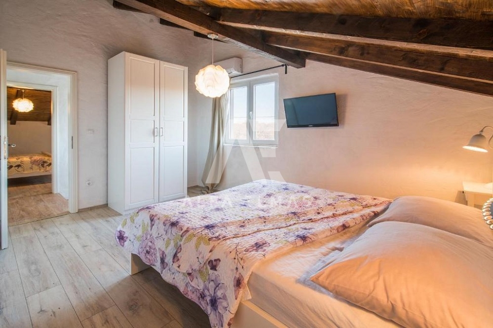 Vrbnik, okolica, rustikalna kamnita vila z bazenom!! ID 376