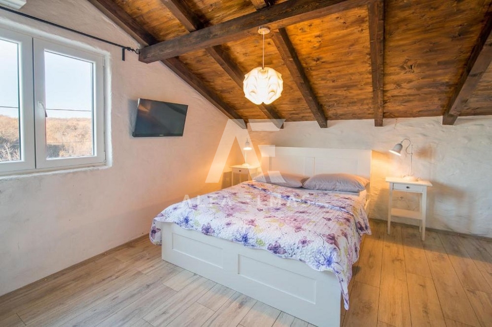 Vrbnik, okolica, rustikalna kamnita vila z bazenom!! ID 376