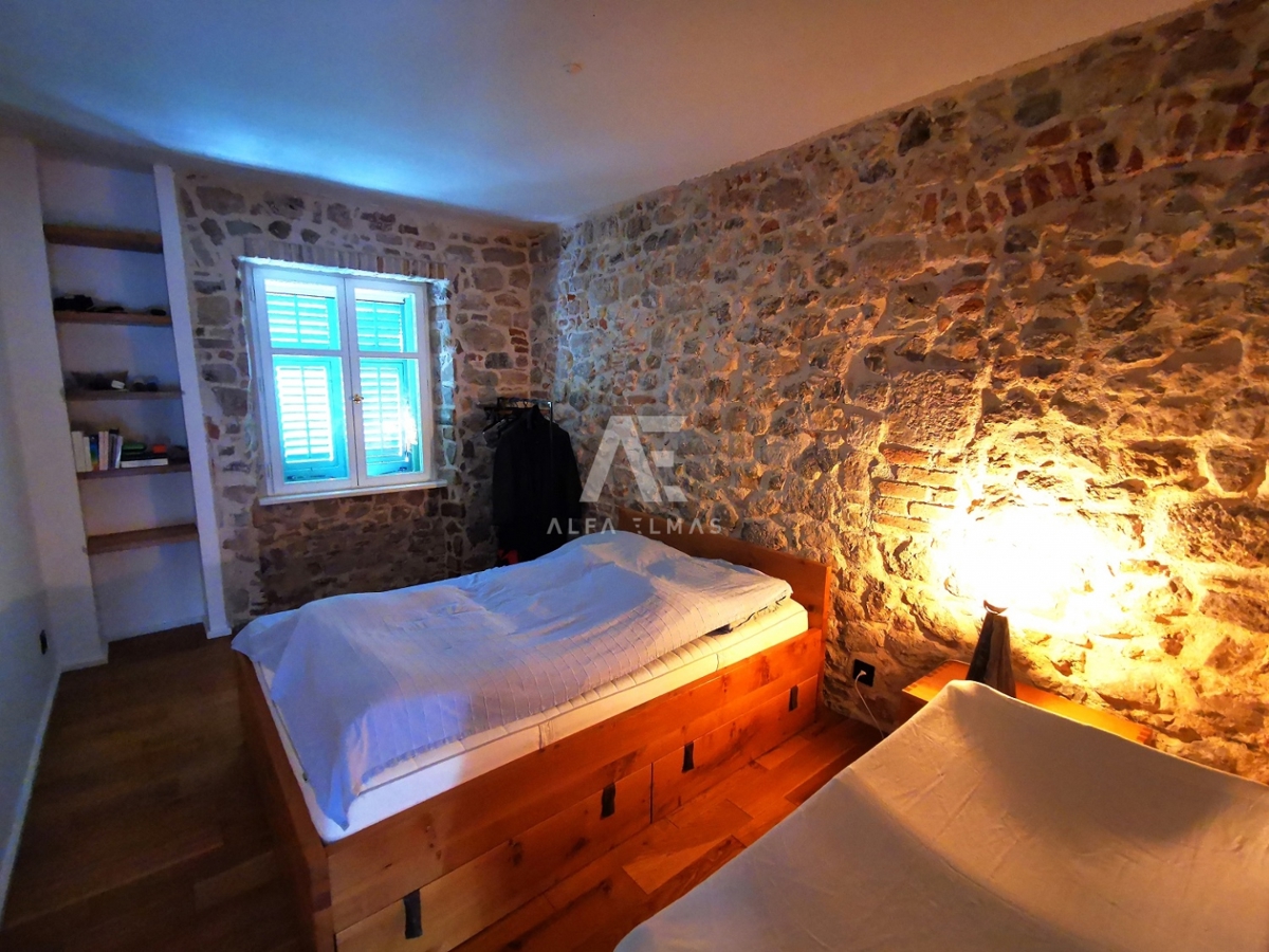 Krk, stari grad, peurejena kamnita hiša z vrtom in pogledom na morje na Krku - ID 546