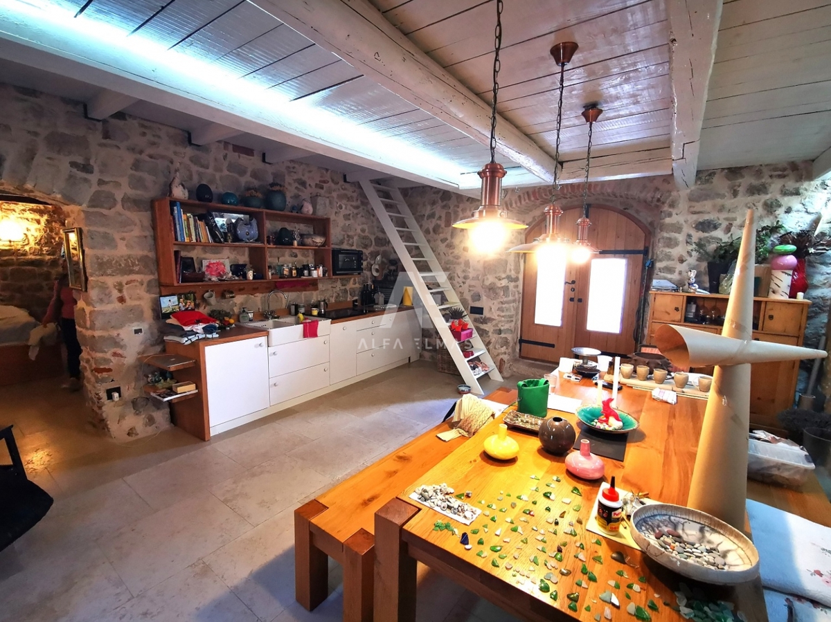 Krk, stari grad, peurejena kamnita hiša z vrtom in pogledom na morje na Krku - ID 546