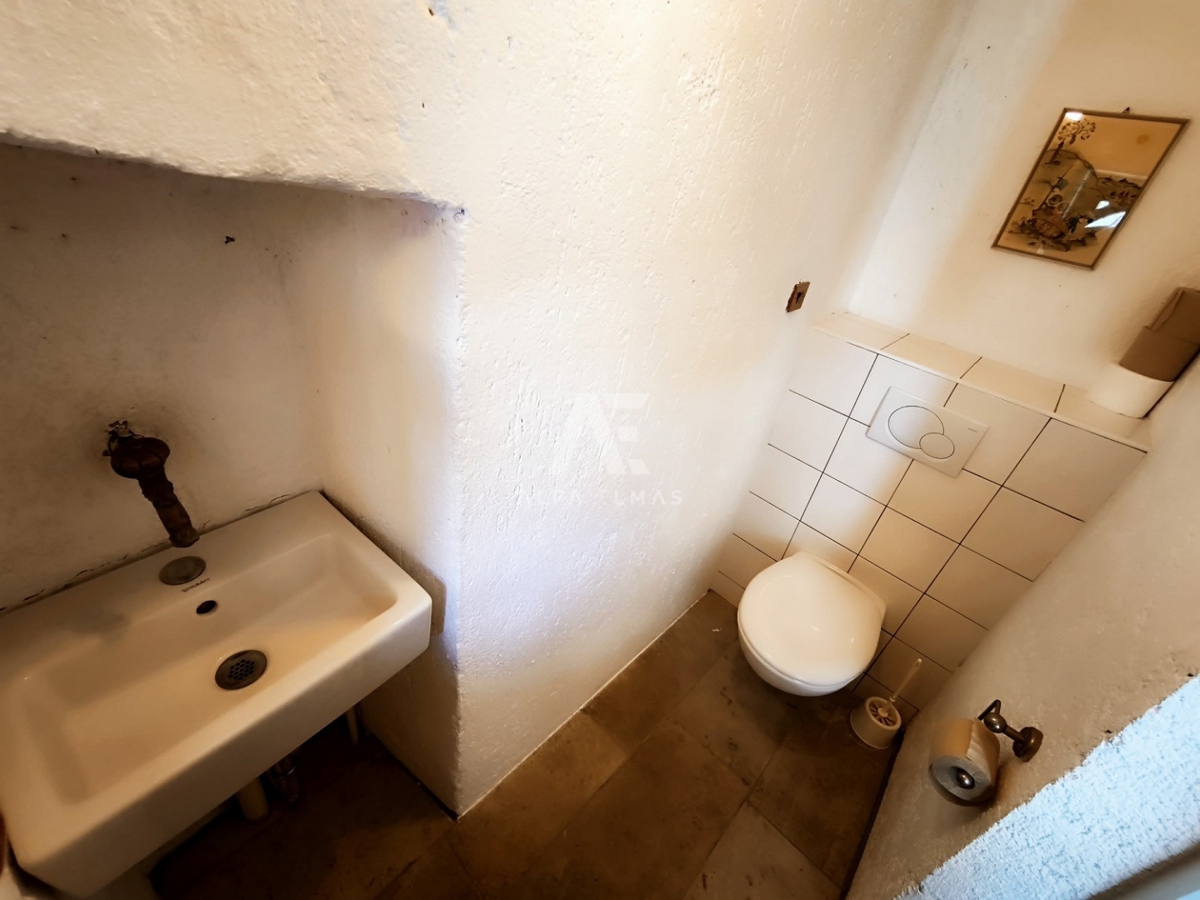 Vrbnik, Prodaja prenovljene kamnite vrstne hiše iz 11. stoletja