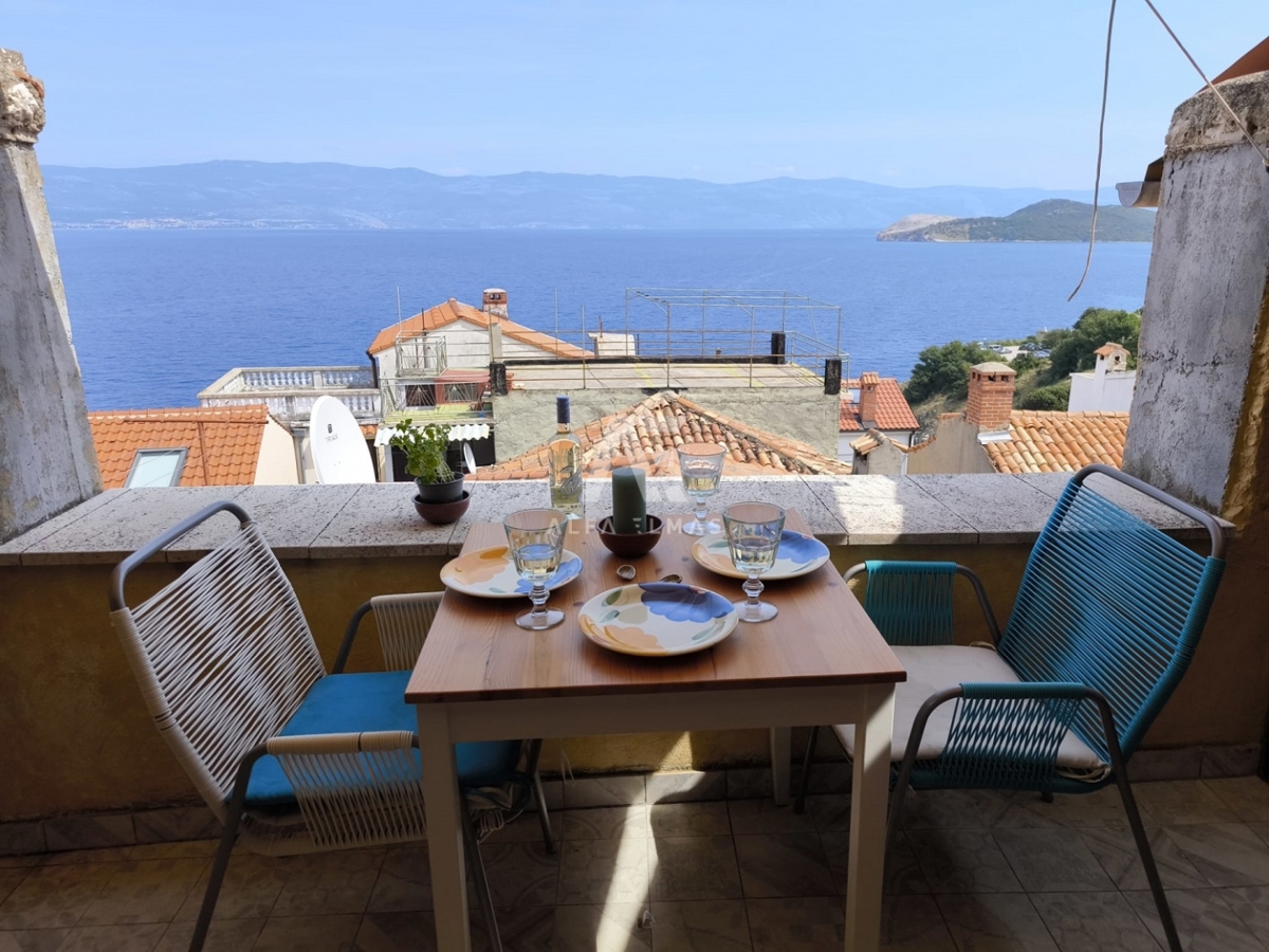 Vrbnik, Prodaja prenovljene kamnite vrstne hiše iz 11. stoletja