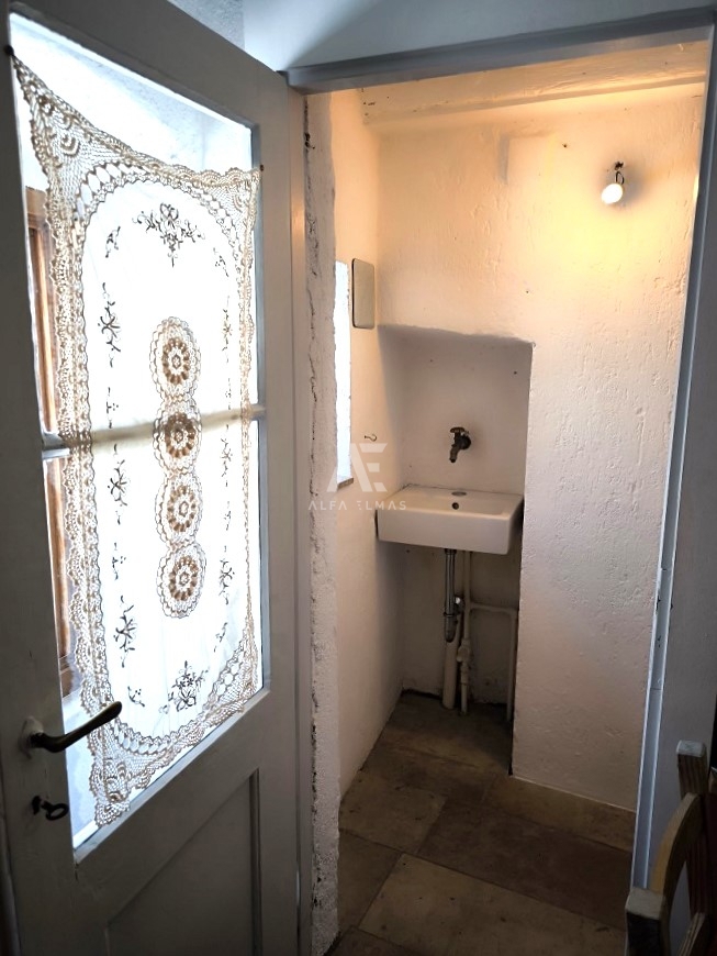 Vrbnik, Prodaja prenovljene kamnite vrstne hiše iz 11. stoletja
