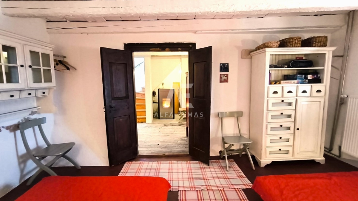 Vrbnik, Prodaja prenovljene kamnite vrstne hiše iz 11. stoletja