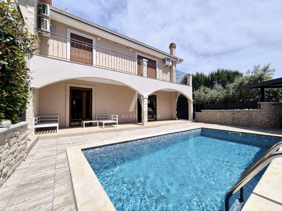 Krk, okolica, mediteranska vila z dvema dvoetažnima stanovanjema in dvema bazenoma! Uveljavljen turistični najem! ID 65