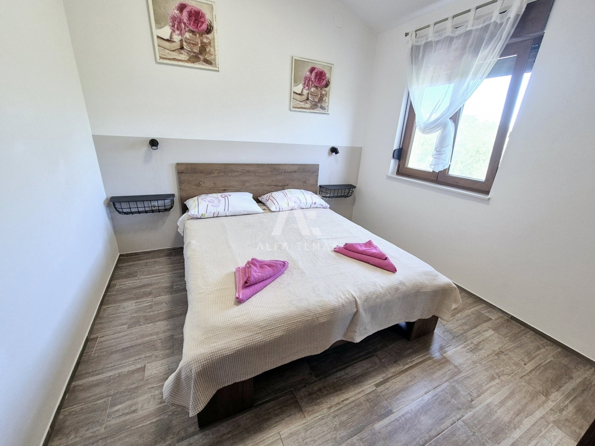 Krk, okolica, mediteranska vila z dvema dvoetažnima stanovanjema in dvema bazenoma! Uveljavljen turistični najem! ID 65