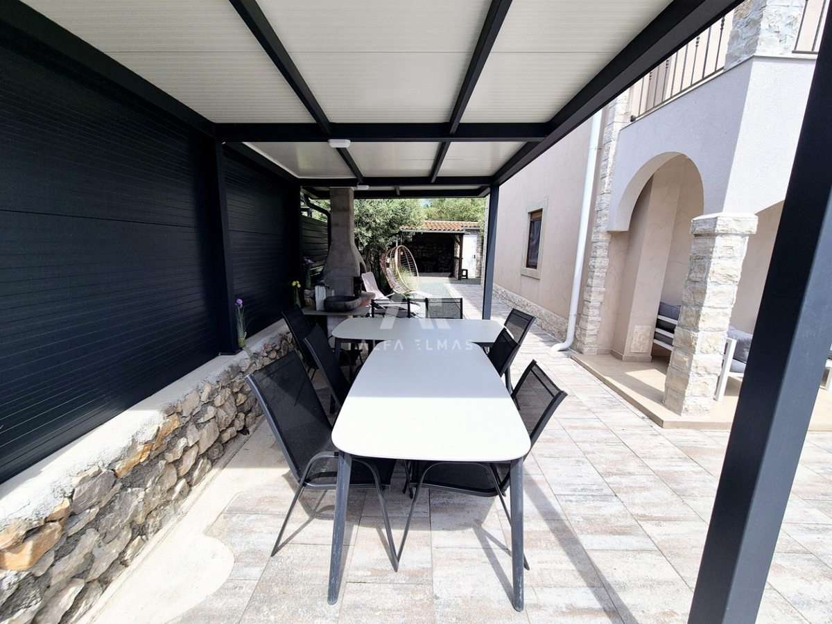 Krk, okolica, mediteranska vila z dvema dvoetažnima stanovanjema in dvema bazenoma! Uveljavljen turistični najem! ID 65