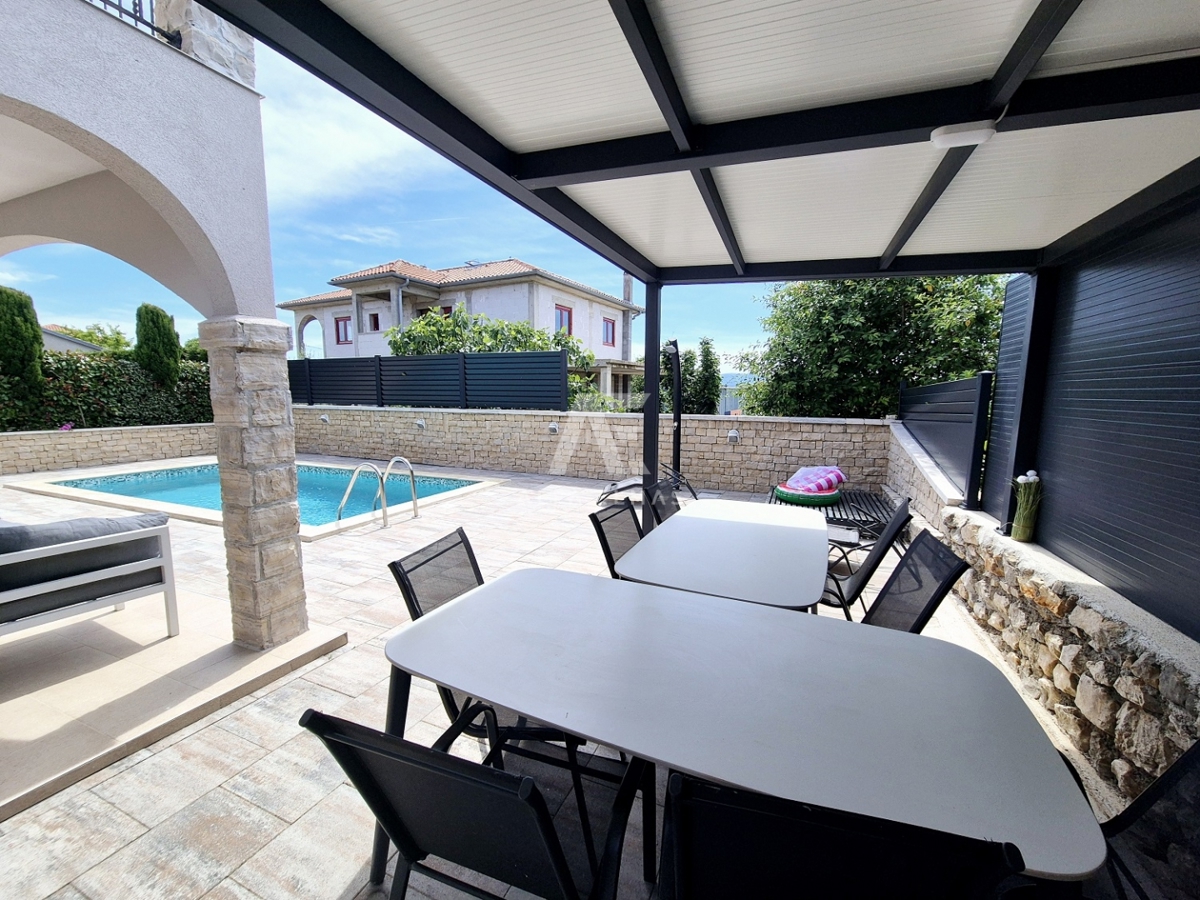 Krk, okolica, mediteranska vila z dvema dvoetažnima stanovanjema in dvema bazenoma! Uveljavljen turistični najem! ID 65