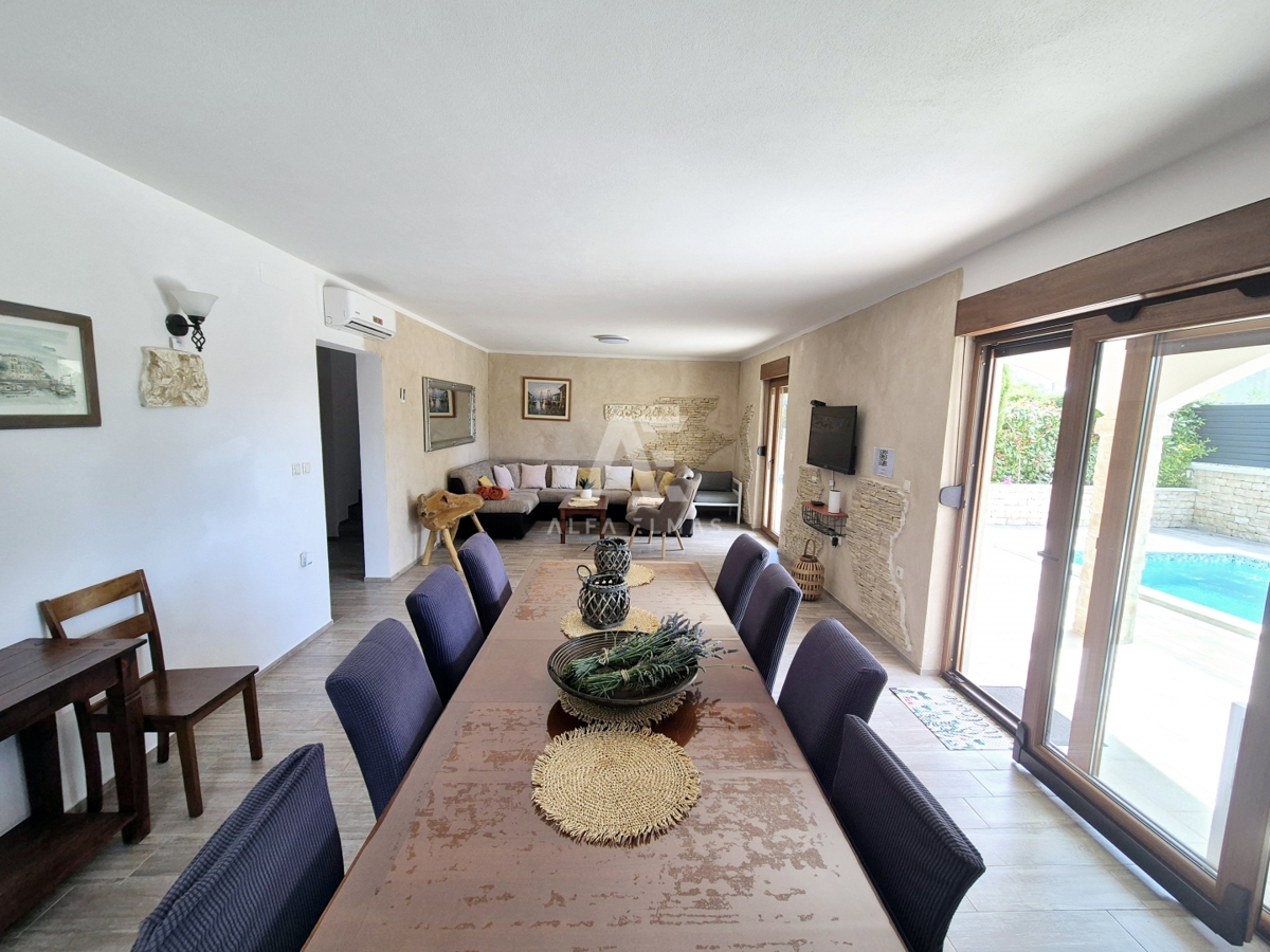 Krk, okolica, mediteranska vila z dvema dvoetažnima stanovanjema in dvema bazenoma! Uveljavljen turistični najem! ID 65