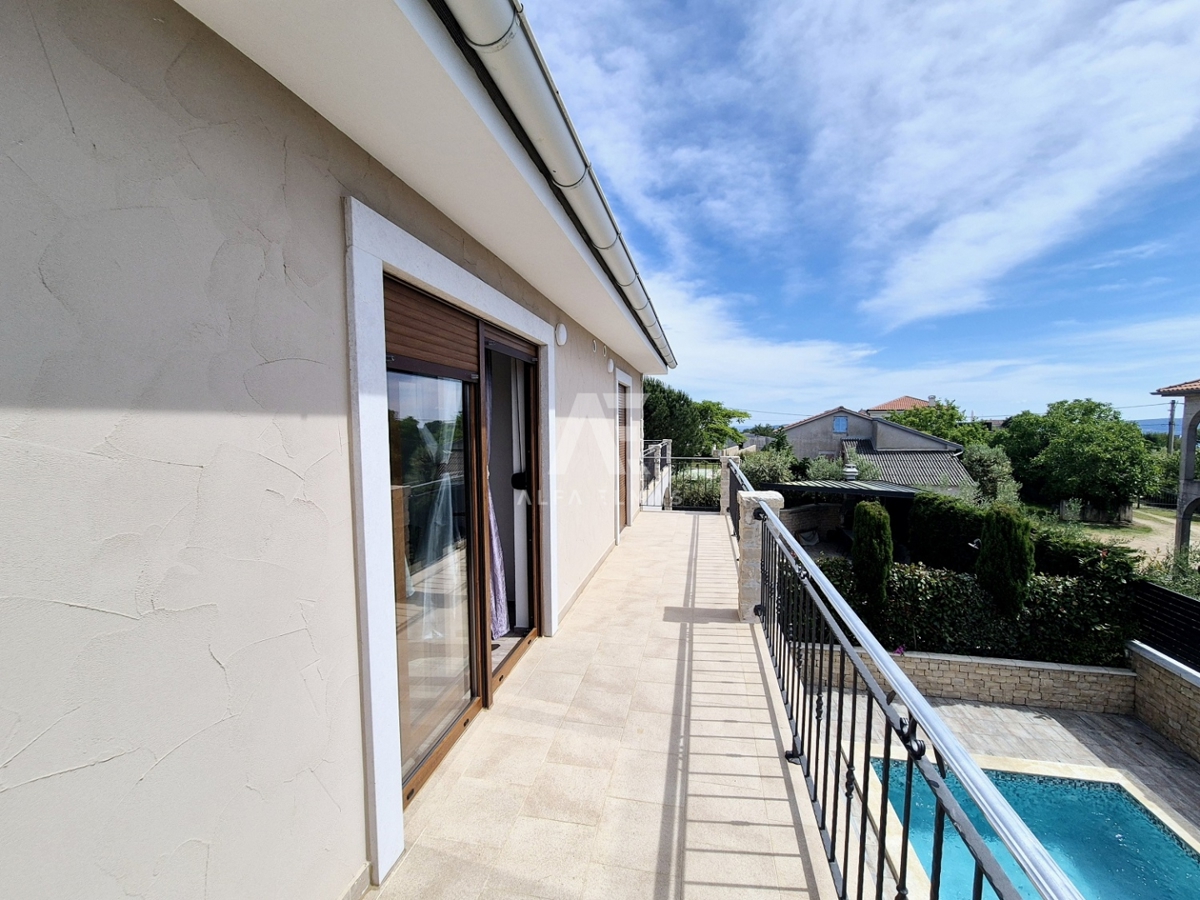 Krk, okolica, mediteranska vila z dvema dvoetažnima stanovanjema in dvema bazenoma! Uveljavljen turistični najem! ID 65