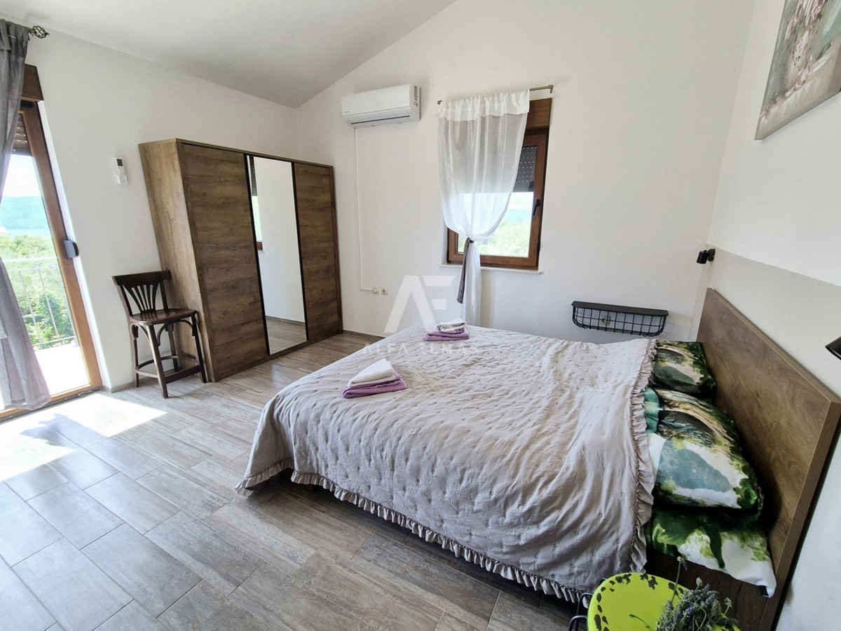 Krk, okolica, mediteranska vila z dvema dvoetažnima stanovanjema in dvema bazenoma! Uveljavljen turistični najem! ID 65