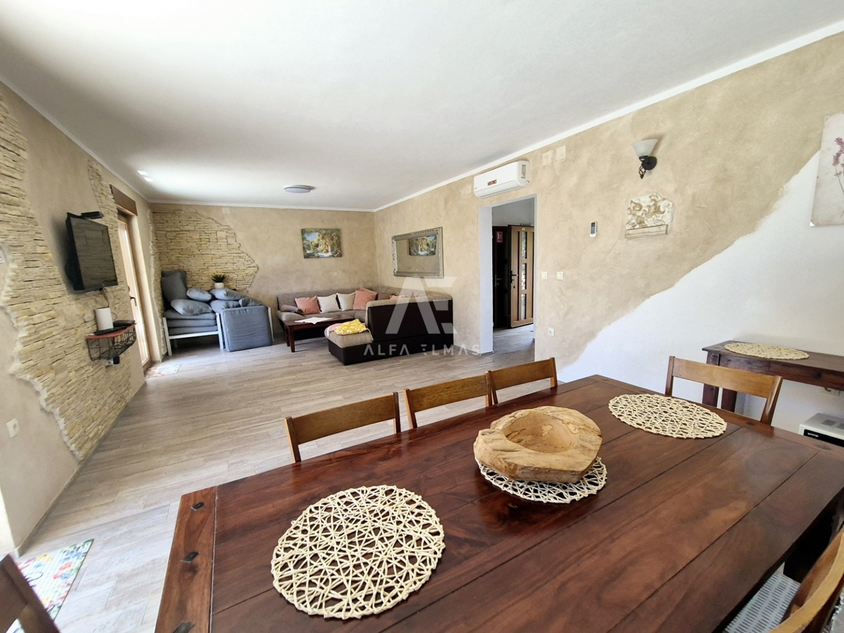 Krk, okolica, mediteranska vila z dvema dvoetažnima stanovanjema in dvema bazenoma! Uveljavljen turistični najem! ID 65